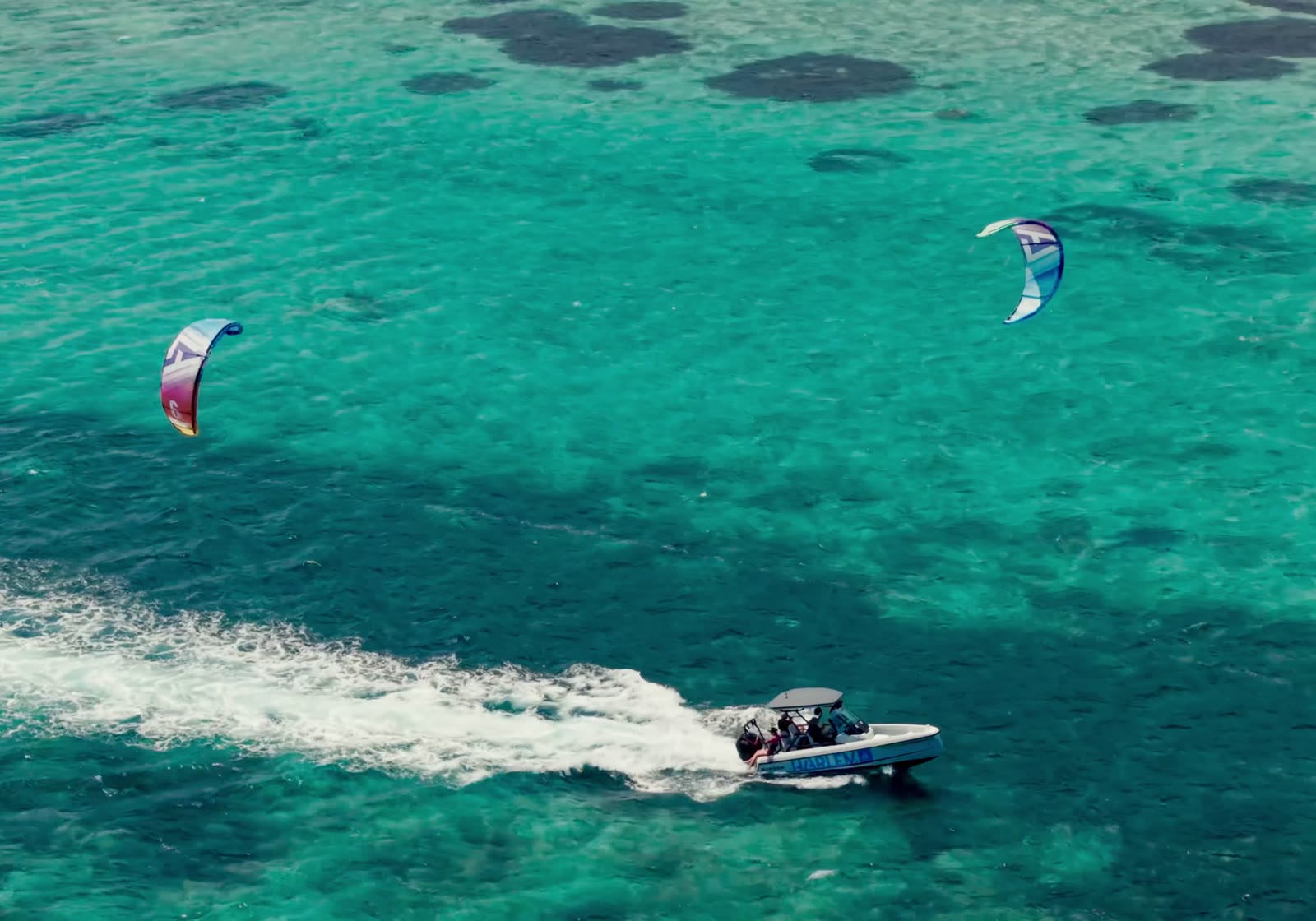 Kites and reef wave at One Eye in Le Morne lagoon